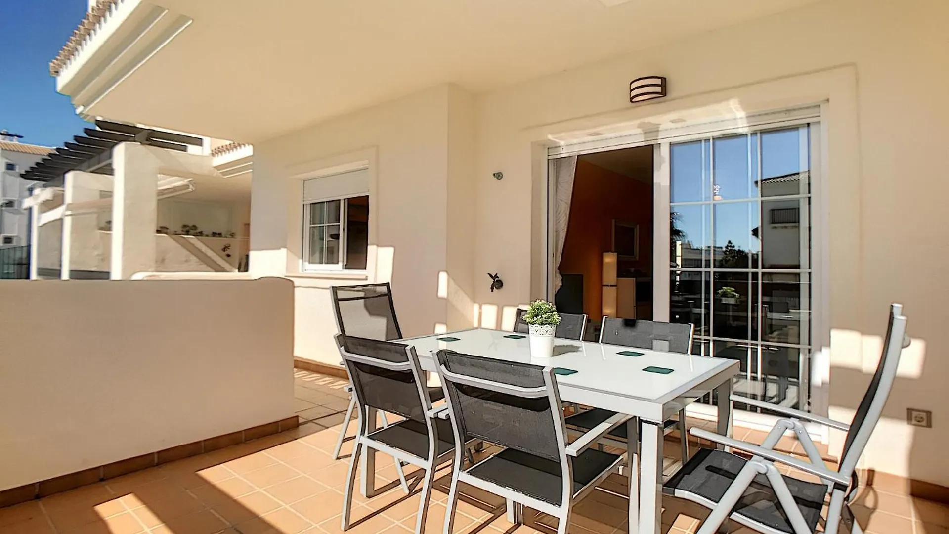 2239-Lovely 2 Bedrooms With Pool And Paddle Court location